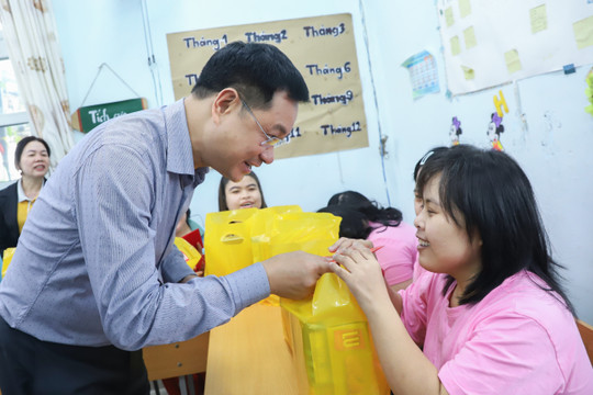 Bí thư Thành ủy Đà Nẵng Lê Ngọc Quang thăm, chúc Tết Trung tâm Bảo trợ nạn nhân chất độc da cam và trẻ em nghèo bất hạnh thành phố