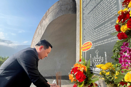 Lãnh đạo HĐND thành phố viếng hương tri ân các anh hùng liệt sĩ