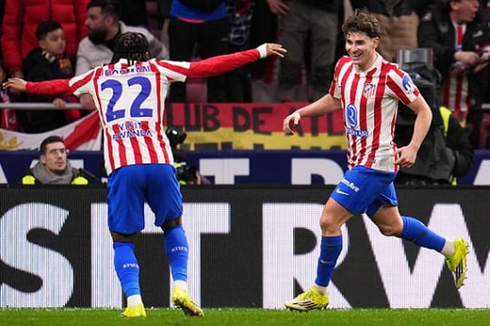 Atletico Madrid đè bẹp Barcelona 4-0: Julian Alvarez và Ademola Lookman 'vây khốn' Hansi Flick