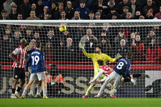 Arsenal chia điểm nhọc nhằn trước Brentford: Khi 'gậy ông đập lưng ông'