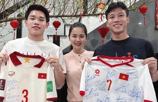 Quế Ngọc Hải trao áo đấu và kỳ vọng đưa ĐT Việt Nam dự World Cup 2030 cho Đình Bắc