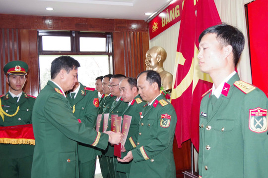 293 sĩ quan dự bị ở Đà Nẵng được tuyển dụng quân nhân chuyên nghiệp