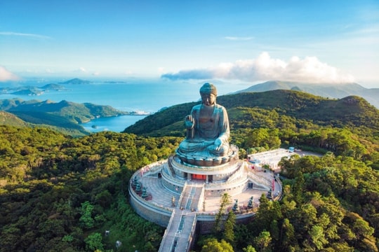 Đảo Lantau: Khám phá thiền viện 120 năm tuổi và đại tượng Phật khổng lồ tại Hong Kong