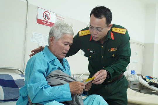 Tặng gần 200 suất quà Tết cho bệnh nhân nặng đang điều trị nội trú