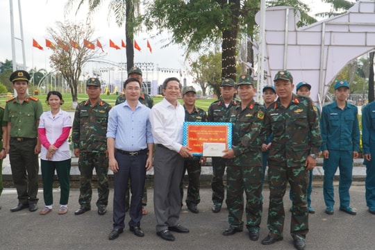 Phó Chủ tịch UBND thành phố Trần Nam Hưng động viên các đơn vị làm nhiệm vụ trong đêm giao thừa