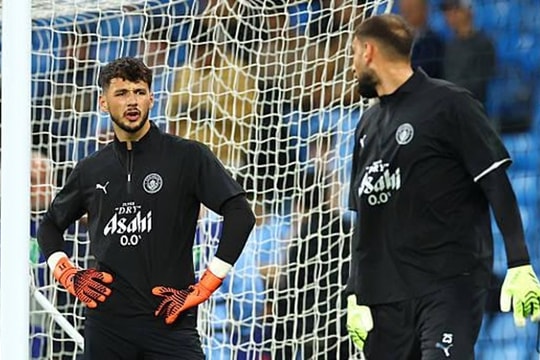 James Trafford ngỡ ngàng khi Manchester City bất ngờ chiêu mộ Gianluigi Donnarumma