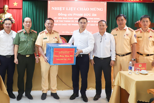 Chủ tịch UBND thành phố Phạm Đức Ấn thăm, động viên các đơn vị trực Tết Bính Ngọ 2026