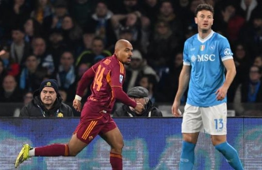 Napoli chia điểm kịch tính với Roma: Malen lập cú đúp, tân binh Santos rực sáng phút 82