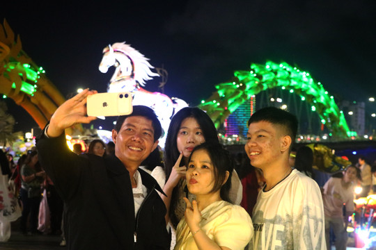 Người dân, du khách đến Đà Nẵng ước vọng trước thời khắc giao thừa