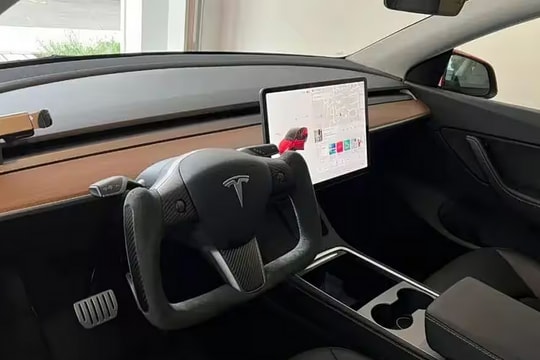 Trung Quốc sắp cấm vô lăng kiểu Tesla: Bước đi cứng rắn vì an toàn người lái