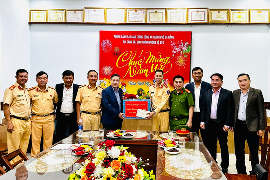 Phó Chủ tịch UBND thành phố Phan Thái Bình chúc Tết các lực lượng trực đêm giao thừa