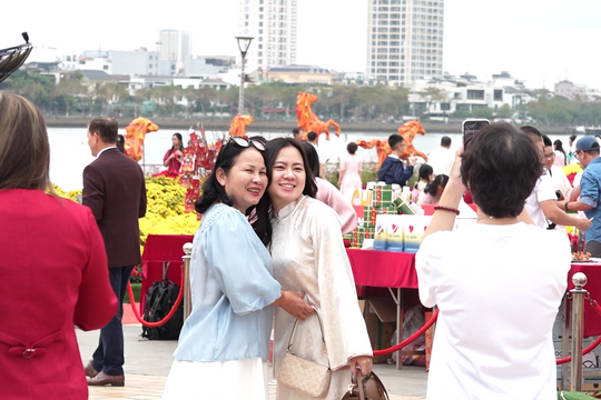 Da Nang residents joyfully welcome spring on first day of Lunar New Year