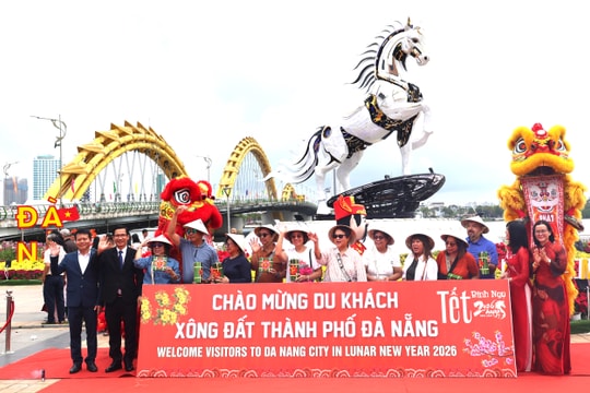 Hơn 200 du khách Thái Lan “xông đất” Đà Nẵng sáng mùng 1 Tết