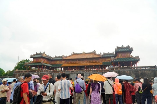 Huế: Hàng nghìn du khách xông đất Đại nội ngày mùng 1 Tết Bính Ngọ 2026