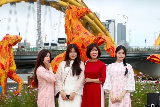 Da Nang residents greets the first day of the Lunar New Year 2026 with temple visits, vibrant festivities
