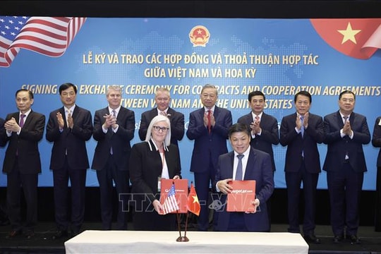 Tổng Bí thư chứng kiến lễ ký và trao các thỏa thuận hợp tác giữa Việt Nam và Hoa Kỳ