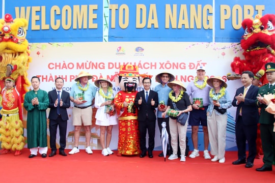 580 du khách du lịch tàu biển cập Cảng Tiên Sa sáng mồng 3 Tết