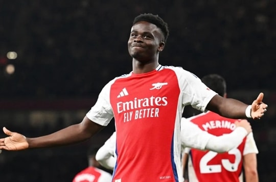 Arsenal gia hạn với Bukayo Saka đến 2031, Man City quyết chiêu mộ Tino Livramento