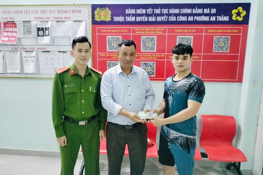 Người dân nhặt được ví, trao công an trả lại người đánh mất