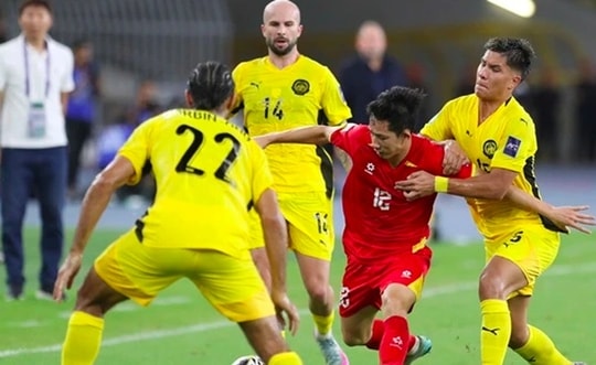Tuyển Malaysia 'thiết quân luật' trước trận tái đấu Việt Nam sau bê bối FIFA