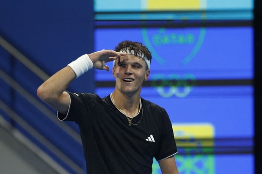 Địa chấn Qatar Open: Jakub Mensik hạ gục số 2 thế giới Jannik Sinner sau 3 set kịch tính