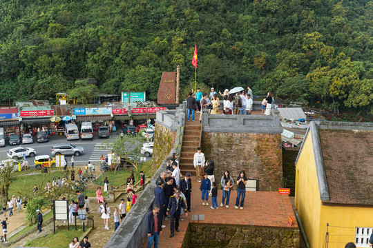 Hải Vân Quan tấp nập du khách đầu năm mới Bính Ngọ