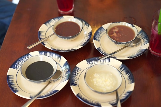 Vietnam’s first ready-to-eat canned “Mi Quang” and sweet soups debut