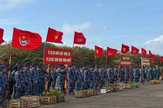 Trường Sa hưởng ứng Tết trồng cây