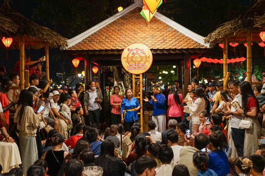 Du khách đổ về Hội An chơi bài chòi, xem hát bội đầu xuân