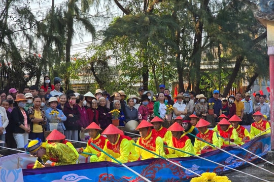 Rộn ràng cầu ngư làng biển