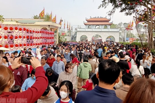 Thanh Hóa: Hàng vạn người đổ về Phủ Na xin nước thánh cầu bình an đầu năm
