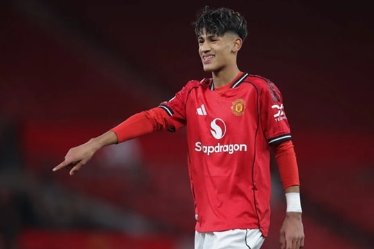 JJ Gabriel lập cú đúp siêu phẩm cho U18 Man Utd: Ryan Giggs mới lộ diện tại Carrington
