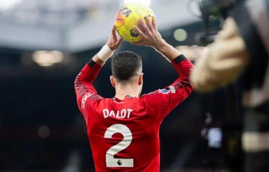 Michael Carrick giải phóng Diogo Dalot: Từ tội đồ 3-4-3 đến hậu vệ phải số một Man Utd