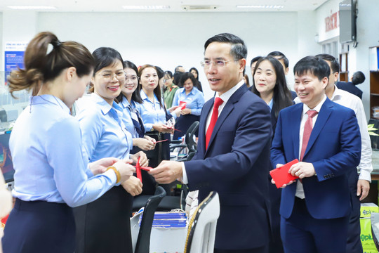 Chủ tịch UBND thành phố Phạm Đức Ấn thăm, gặp mặt đầu năm Trung tâm Phục vụ hành chính công thành phố Đà Nẵng