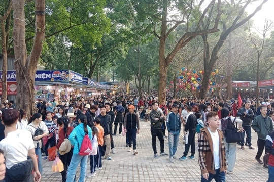 Chùa Hương, Yên Tử và núi Bà Đen đông nghẹt khách hành hương dịp Tết 2026