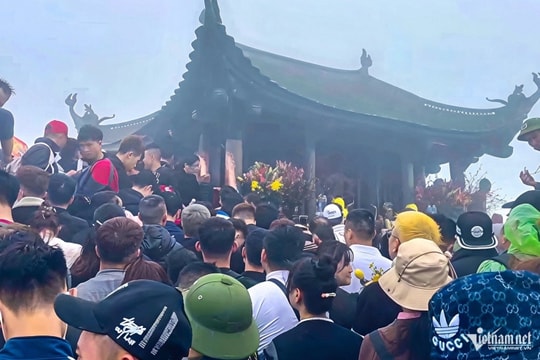Yên Tử mùng 6 Tết Bính Ngọ: Biển người chen chân chiêm bái đỉnh thiêng Quảng Ninh