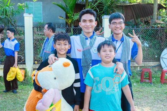 Sinh viên đồng hương Đà Nẵng mang xuân về vùng cao