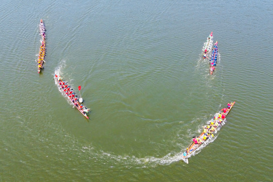 Rộn ràng hội đua thuyền lễ Khánh hạ xóm Đình