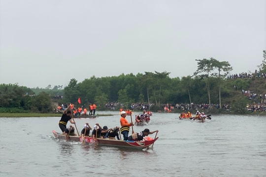 Sôi nổi lễ hội đua thuyền trên dòng suối Khe Thẻ Mỹ Sơn