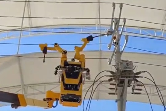 Robot Trung Quốc lần đầu sửa điện trực tiếp trên đường dây 10 kV: Bước ngoặt an toàn lưới điện
