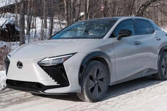 Lexus RZ 550e F Sport 2026: Trải nghiệm hộp số giả lập 8 cấp có thực sự ấn tượng?