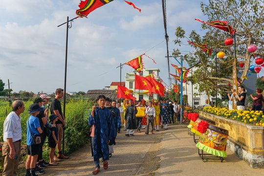 Du lịch phát triển trên nền giá trị bản sắc