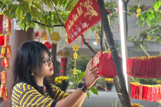 Nén hương đầu xuân