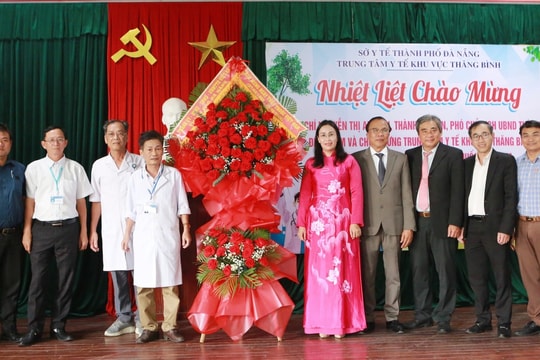 Lãnh đạo thành phố Đà Nẵng thăm, chúc mừng Trung tâm Y tế khu vực Thăng Bình