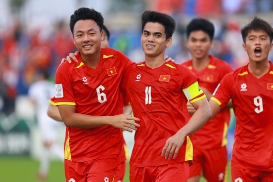 HLV Kim Sang-sik tìm chìa khóa thủ lĩnh cho U23 Việt Nam tại ASIAD 20