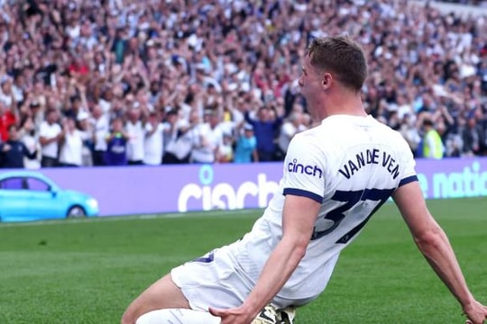 Liverpool nhắm Micky van de Ven thay Van Dijk, Chelsea theo sát Cristiano Ronaldo