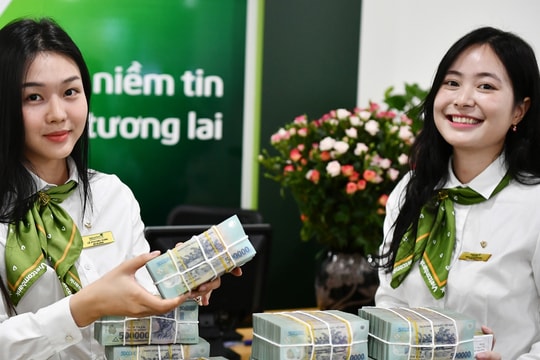 Lãi suất ngân hàng hôm nay 25/2/2026: Vietcombank, VietinBank chạm mốc 6,8%/năm