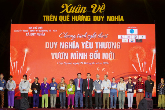 Trao 50 suất quà cho người dân xã Duy Nghĩa tại chương trình nghệ thuật mừng xuân