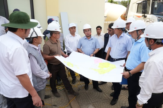 Lãnh đạo thành phố kiểm tra công trình trường nội trú liên cấp tại xã Tây Giang và Avương