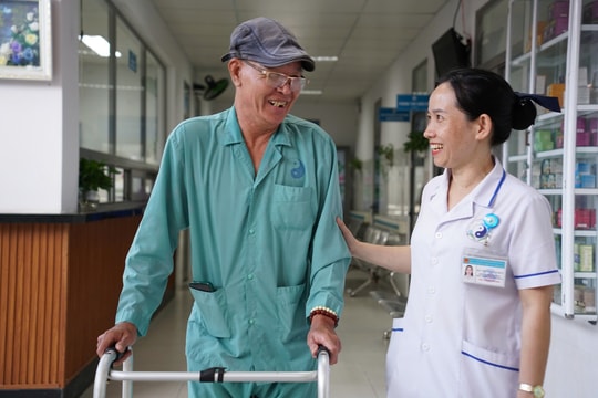 Nữ điều dưỡng hết lòng vì người bệnh